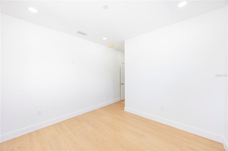 Spacious, unfurnished interior of a new home in , St. Petersburg (Image 24).