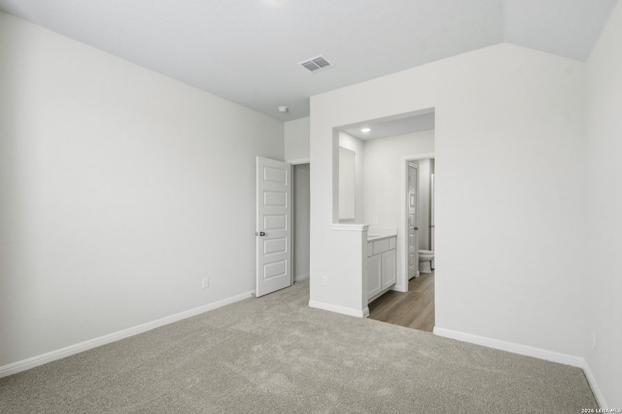 Spacious, unfurnished interior of a new home in Cinco Lakes, San Antonio (Image 15).