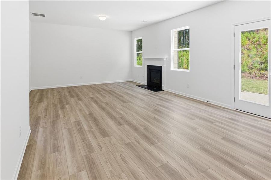 Spacious, unfurnished interior of a new home in Creekside Landing, Dallas (Image 18).