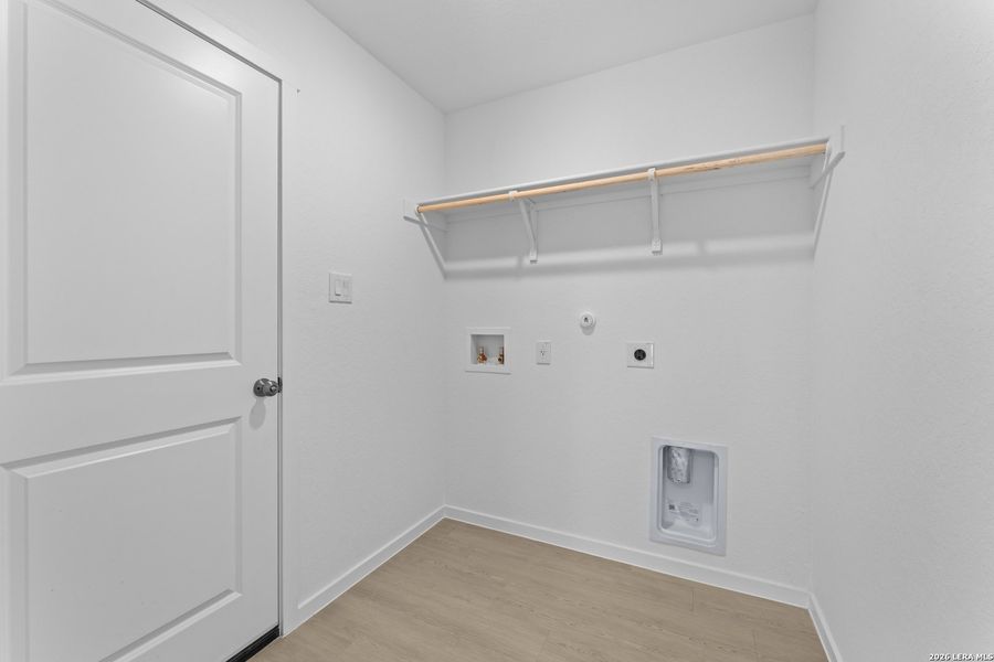 Spacious, unfurnished interior of a new home in Higdon Crossing, San Antonio (Image 12). Spacious, unfurnished interior of a new home in Higdon Crossing, San Antonio (Image 12).
