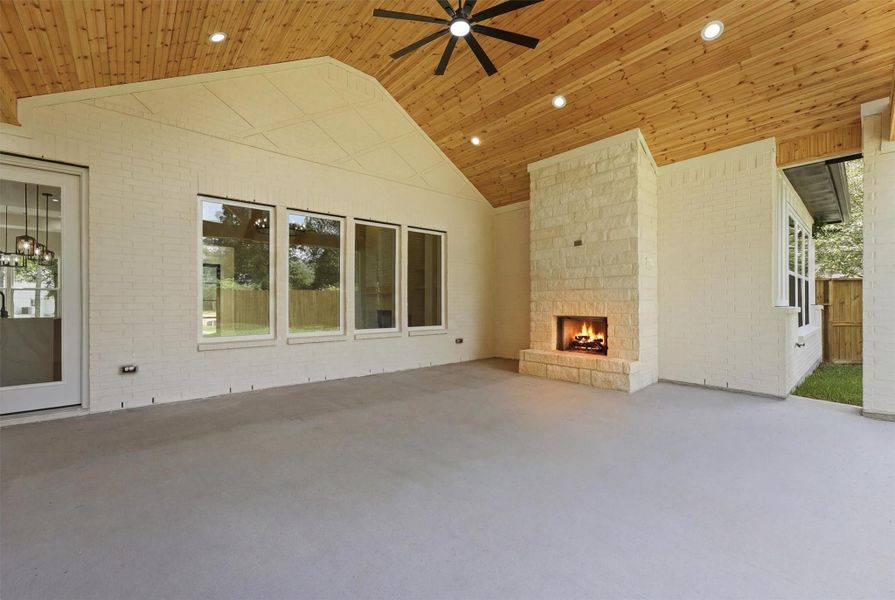 Exterior details and patio area of a home in , Roman Forest (Image 4).