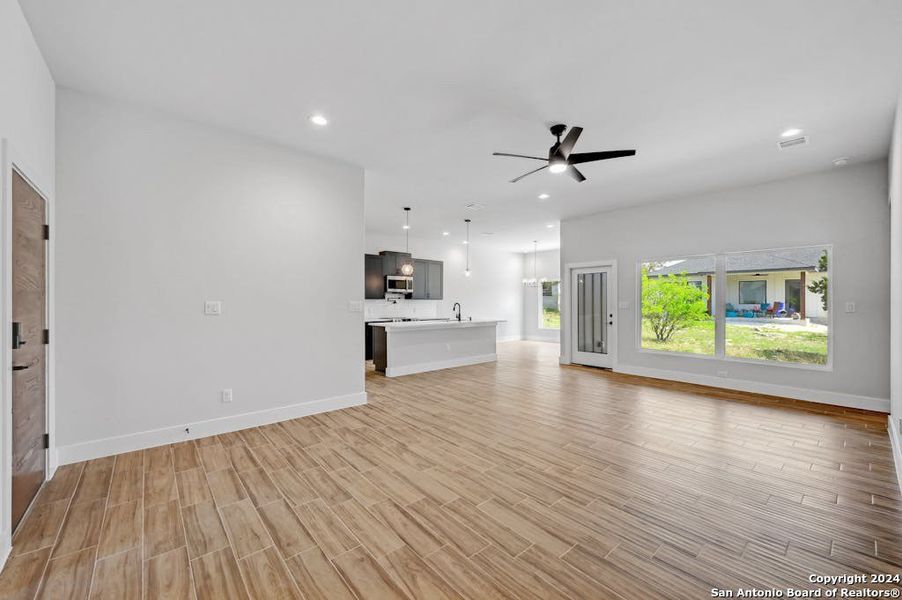Spacious, unfurnished interior of a new home in , Blanco (Image 16).