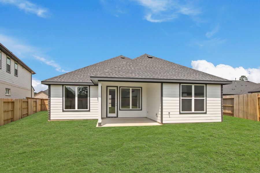 Exterior details and patio area of a home in Hills of Westlake, Conroe (Image 3).