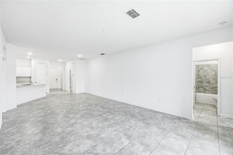 Spacious, unfurnished interior of a new home in Peace Creek Reserve, Winter Haven (Image 20).