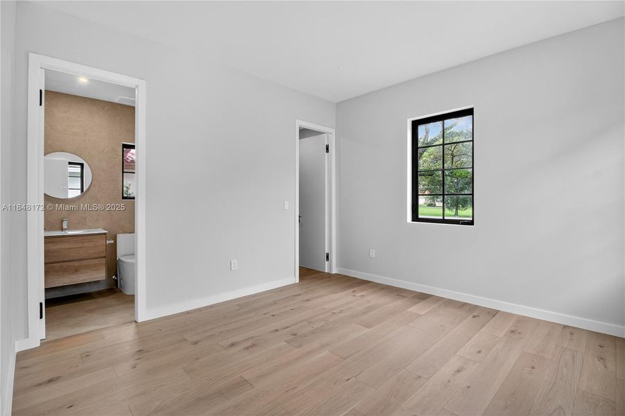 Spacious, unfurnished interior of a new home in , Coral Gables (Image 19).