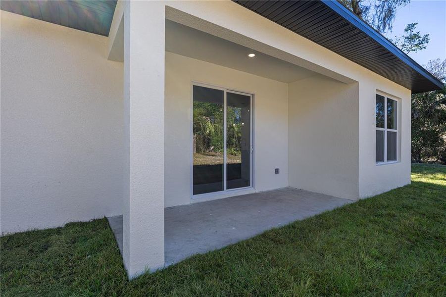 Exterior details and patio area of a home in , Deland (Image 4).
