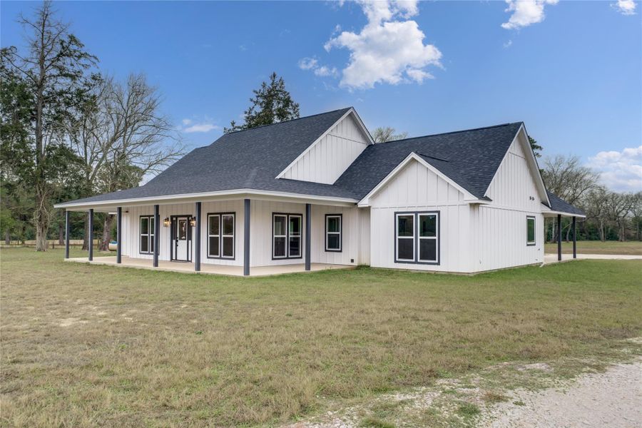 Exterior details and patio area of a home in , Grapeland (Image 24).