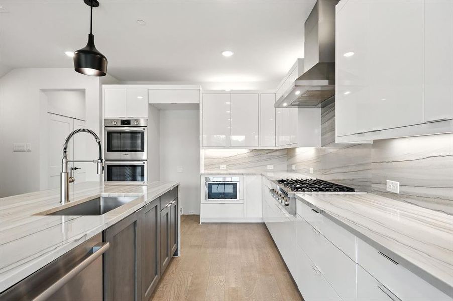 Designed with style and sophistication at every turn, this elegant chef's kitchen is everything you have ever wanted in a dream kitchen! Designed with style and sophistication at every turn, this elegant chef's kitchen is everything you have ever wanted in a dream kitchen!