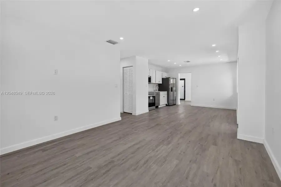 Spacious, unfurnished interior of a new home in , Fort Lauderdale (Image 14).