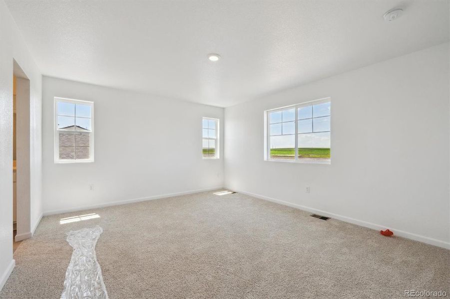 Spacious, unfurnished interior of a new home in Vista West, Keenesburg (Image 17).