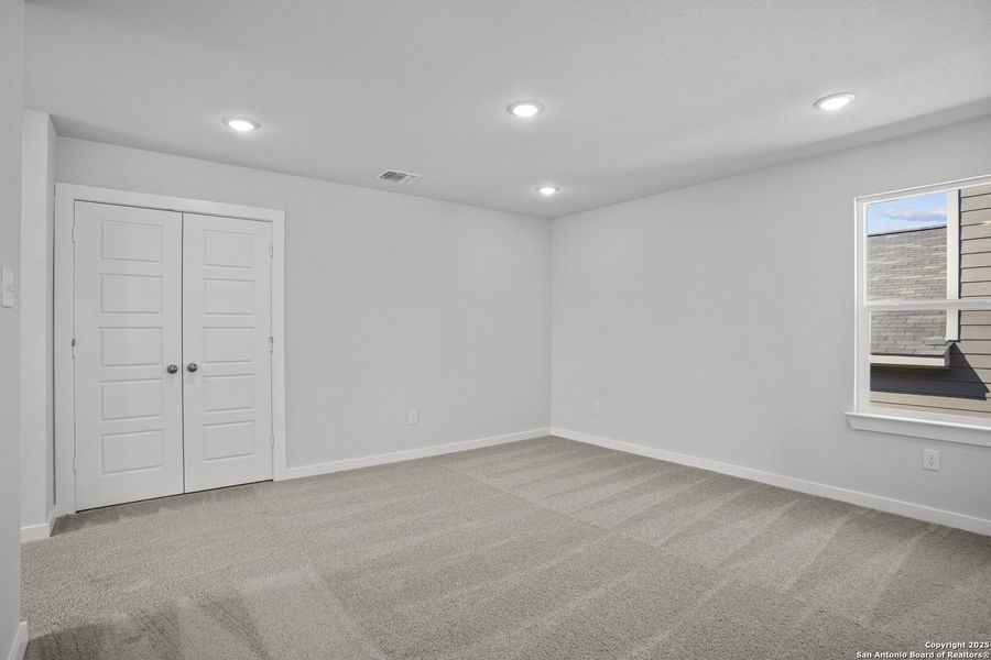 Spacious, unfurnished interior of a new home in Rosemont Hill, San Antonio (Image 26).