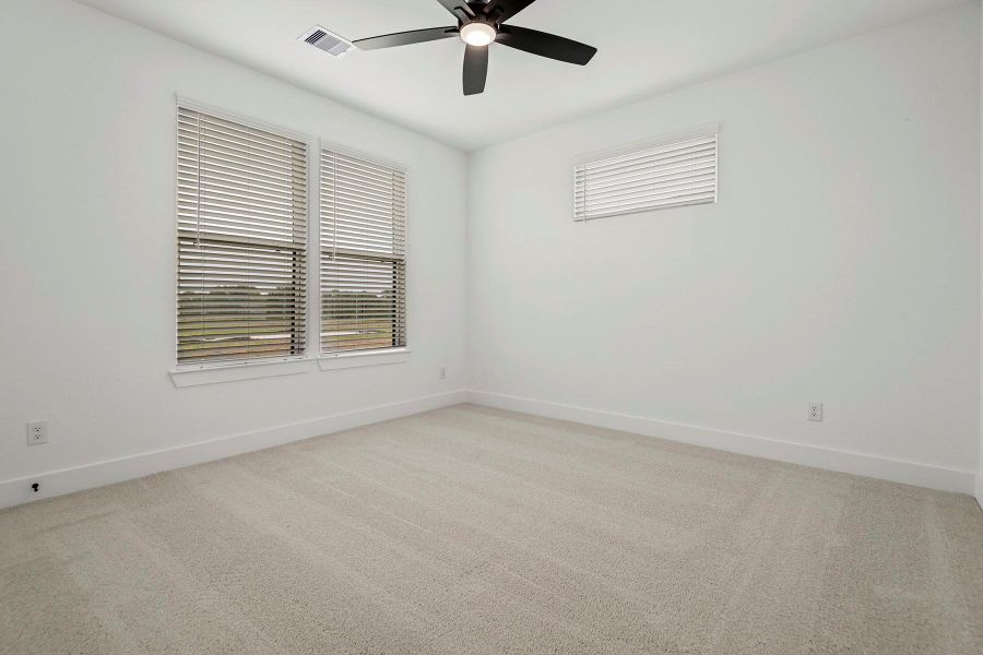 Spacious, unfurnished interior of a new home in Hallimore Ranch, Rosenberg (Image 6).