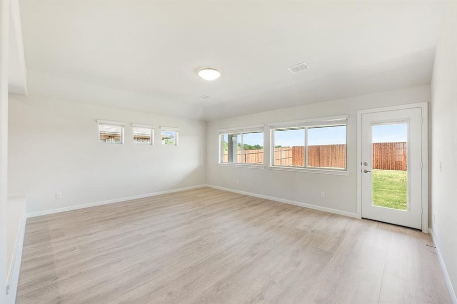 Spacious, unfurnished interior of a new home in Eagle Glen Elements, Alvarado (Image 24).