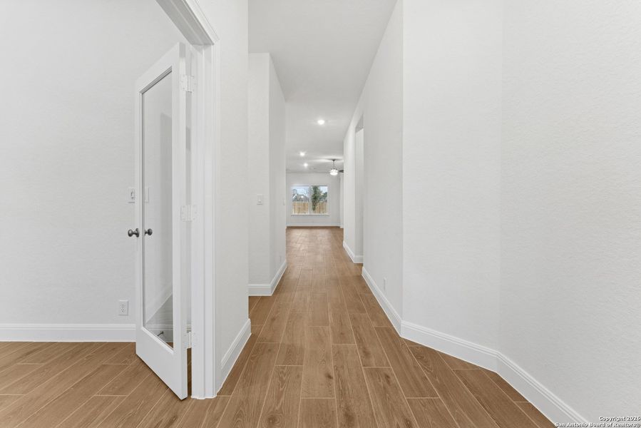 Spacious, unfurnished interior of a new home in Davis Ranch 50', San Antonio (Image 34).