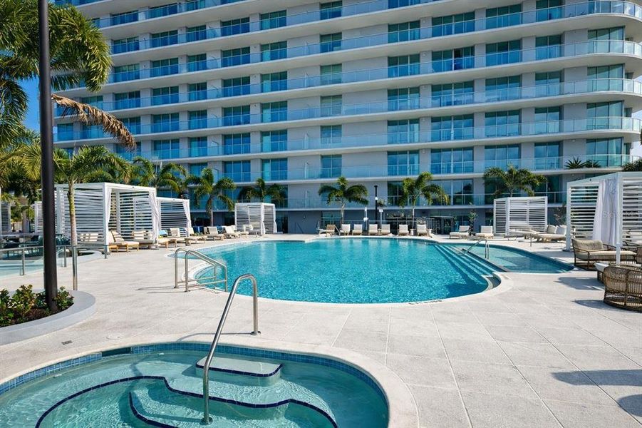 Condo located in St. Petersburg, FL showcasing its design and architecture (Image 27).