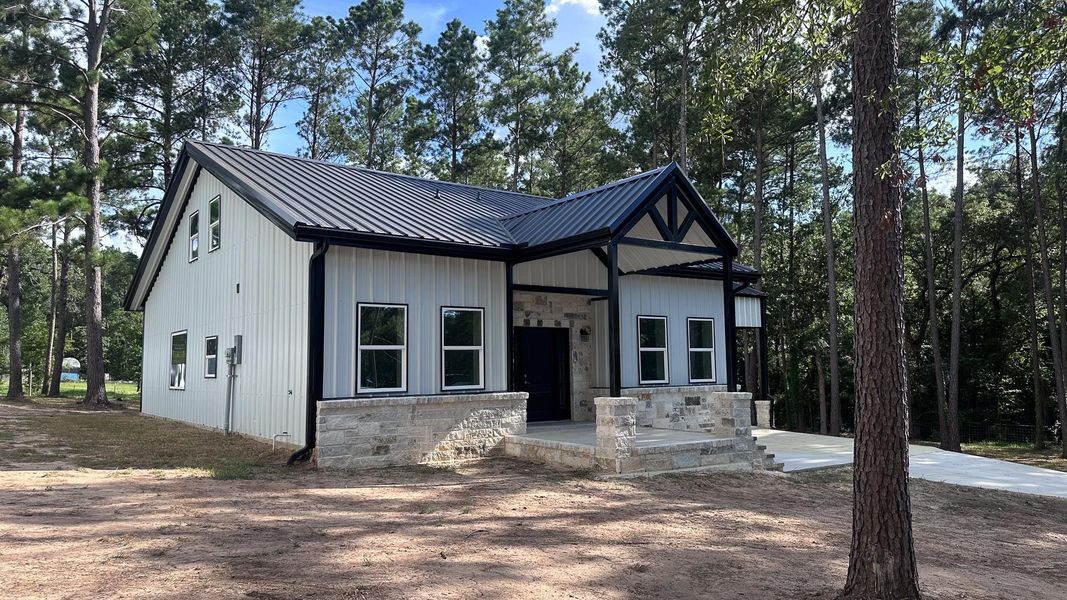 Exterior details and patio area of a home in , Navasota (Image 3).