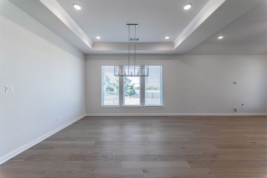 Spacious, unfurnished interior of a new home in Heath Golf & Yacht Club, Heath (Image 18).