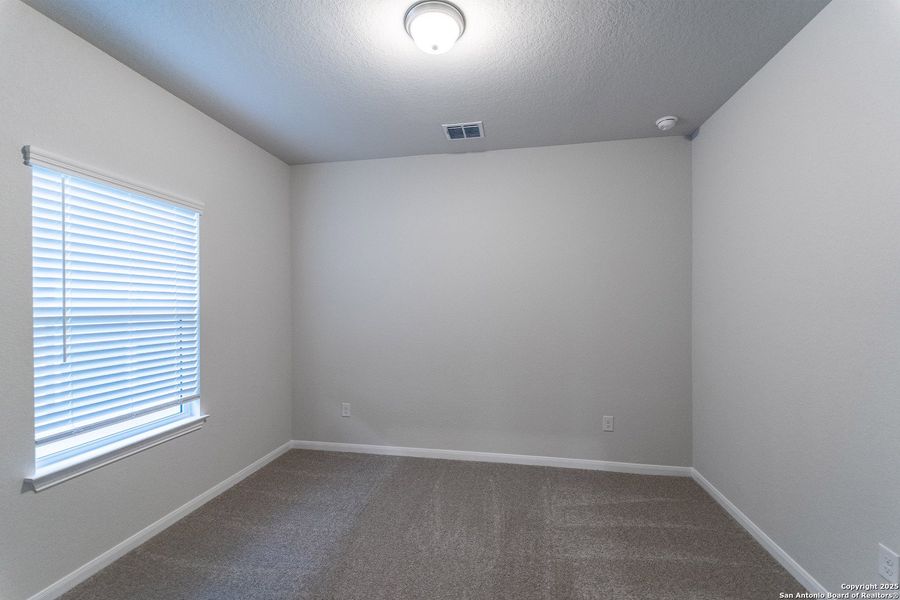 Spacious, unfurnished interior of a new home in Cloud Country, New Braunfels (Image 11).