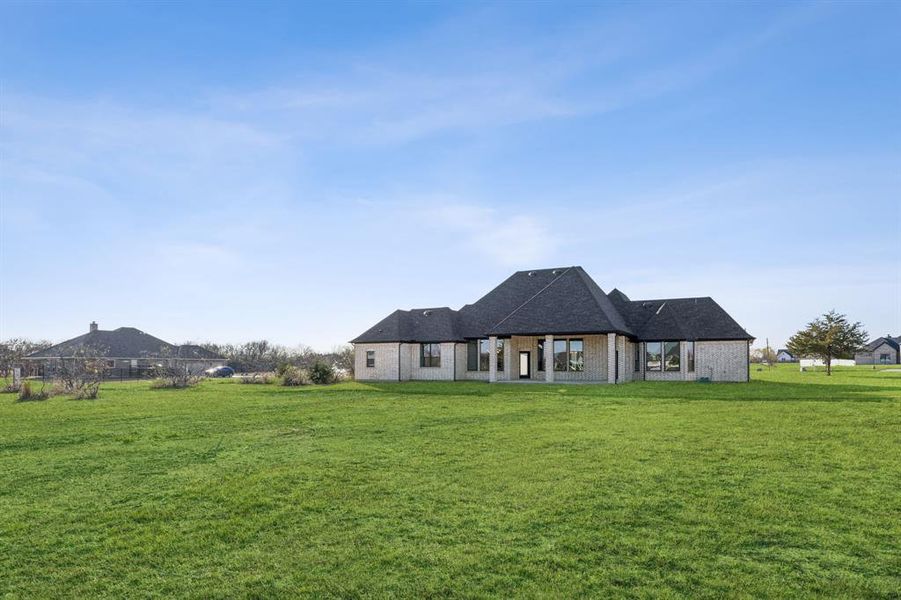 Exterior details and patio area of a home in , Royse City (Image 4).