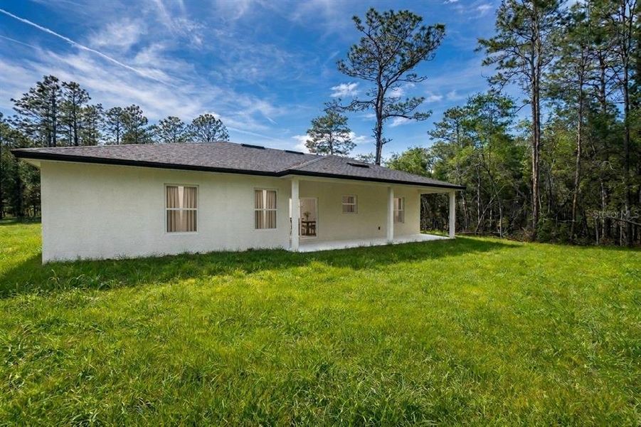 Exterior details and patio area of a home in , Dunnellon (Image 3).
