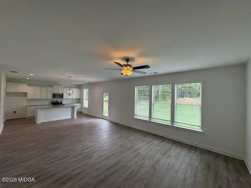 Spacious, unfurnished interior of a new home in Robins Estates, Warner Robins (Image 9).