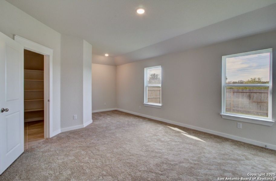 Spacious, unfurnished interior of a new home in Cloud Country, New Braunfels (Image 18).