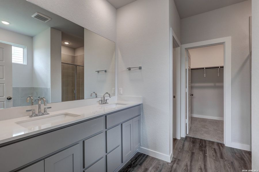 Furnished interior view inside a new home in Hiddenbrooke, Seguin (Image 5).