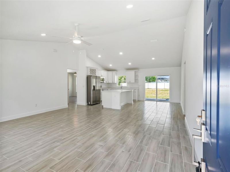 Spacious, unfurnished interior of a new home in , Ocala (Image 20).