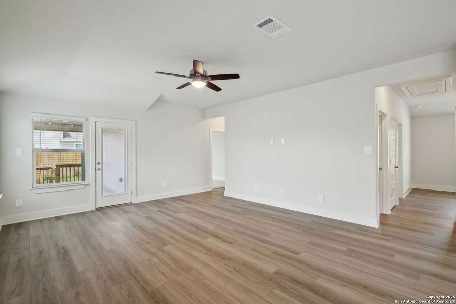 Spacious, unfurnished interior of a new home in Thomas Pond, San Antonio (Image 20). Spacious, unfurnished interior of a new home in Thomas Pond, San Antonio (Image 20).