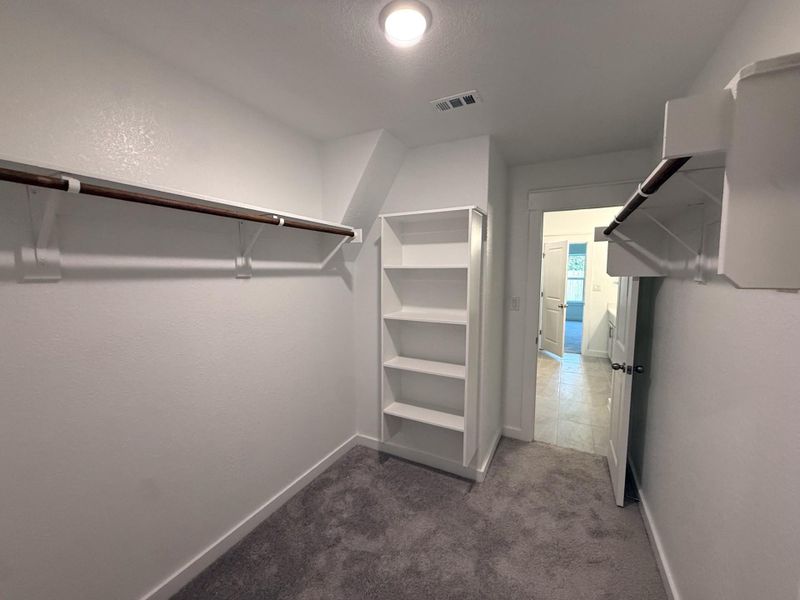 Spacious, unfurnished interior of a new home in Creeks Crossing, Elgin (Image 9).