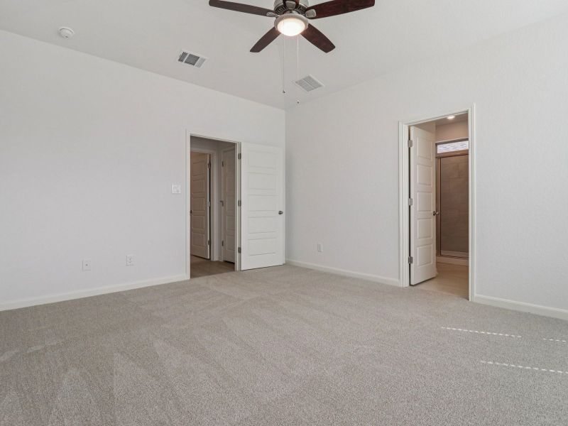 Spacious, unfurnished interior of a new home in Royal Crest, San Antonio (Image 16).