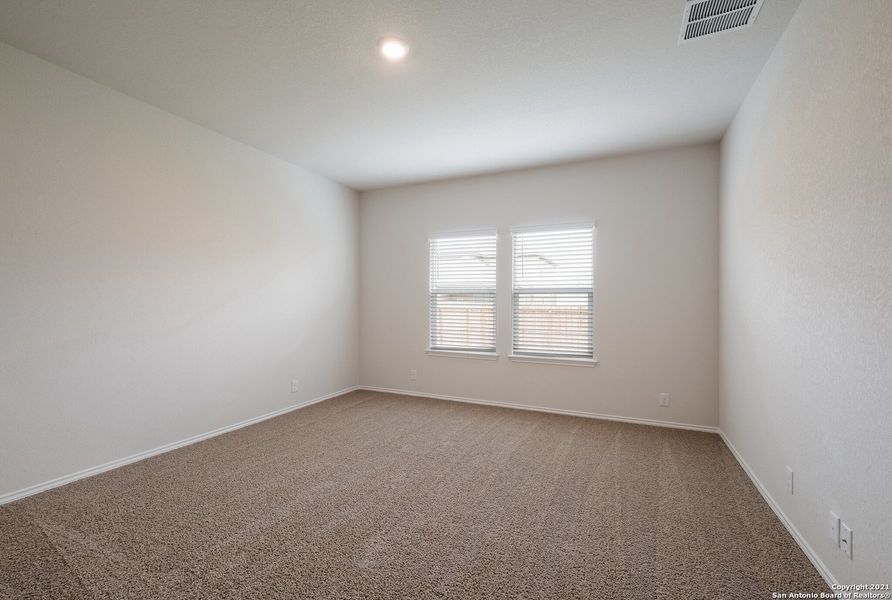 Spacious, unfurnished interior of a new home in Stonehill, San Antonio (Image 17).