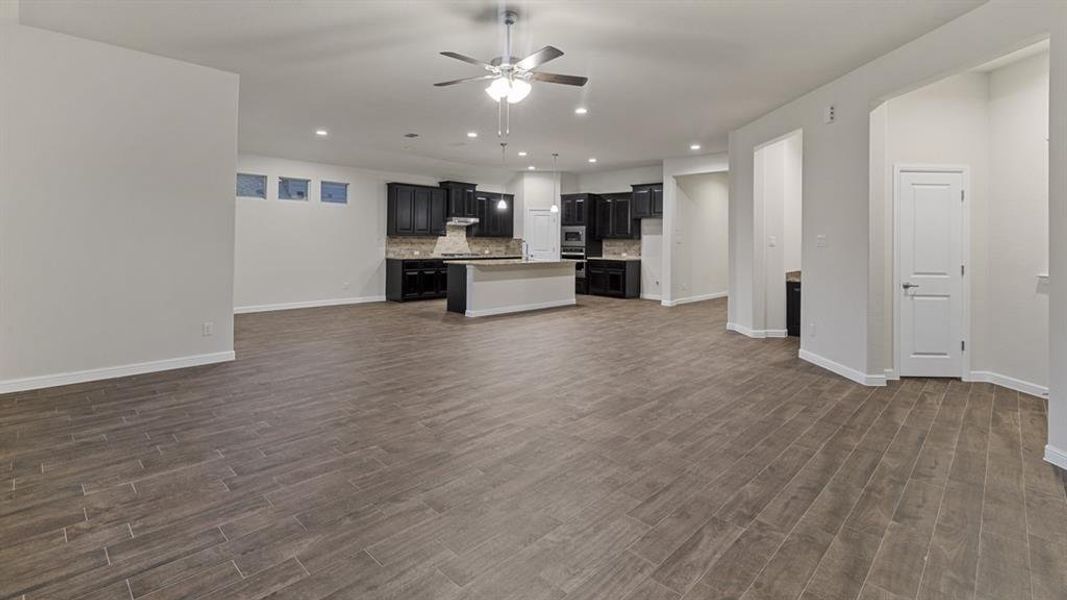 Spacious, unfurnished interior of a new home in Lakeview Pointe, Grand Prairie (Image 31).