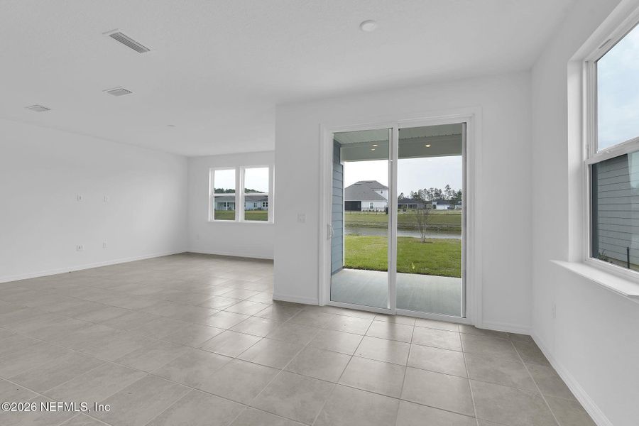 Spacious, unfurnished interior of a new home in Hyland Trail, Green Cove Springs (Image 16).