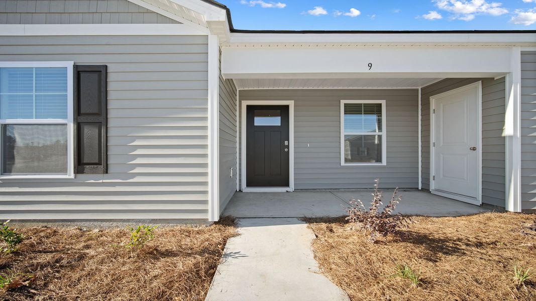 Exterior details and patio area of a home in Rice Hope, Port Wentworth (Image 2).