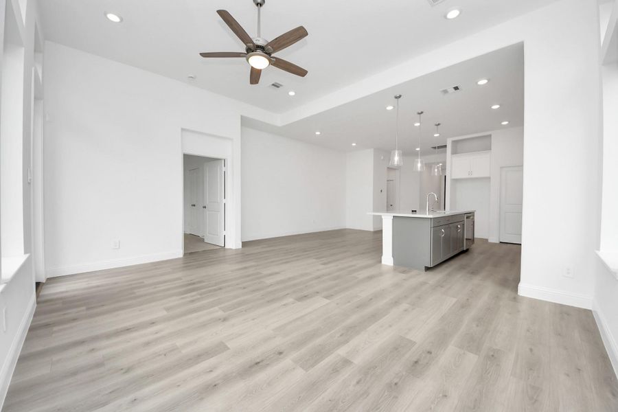 Spacious, unfurnished interior of a new home in , Missouri City (Image 17).