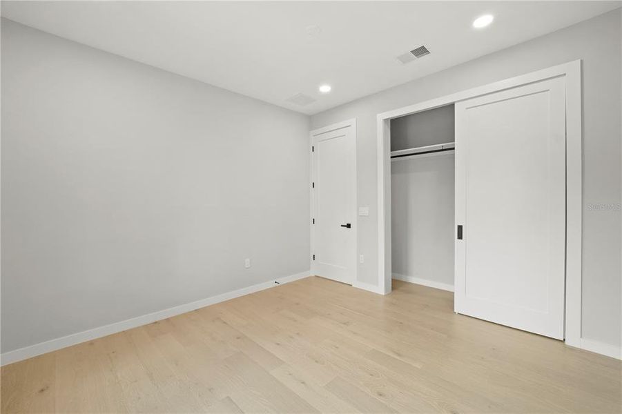 Spacious, unfurnished interior of a new home in , Orlando (Image 24).