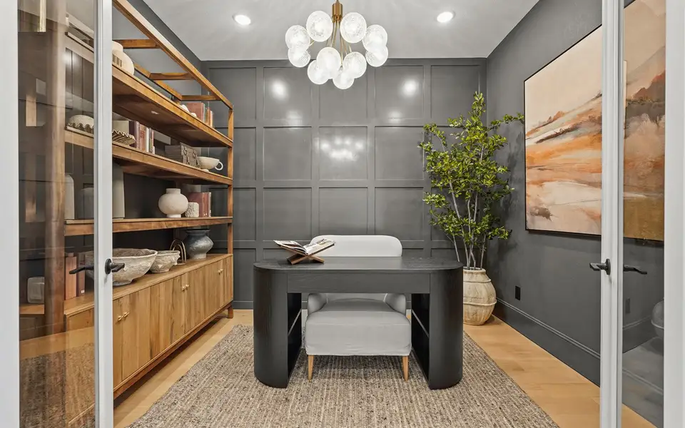 Representative furnished interior of a home built from the Hayden by Brookfield Residential in Midline, Webster (Image 10).