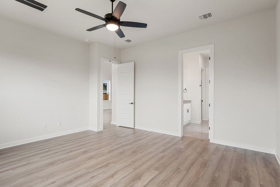 Spacious, unfurnished interior of a new home in Heritage, Dripping Springs (Image 35).