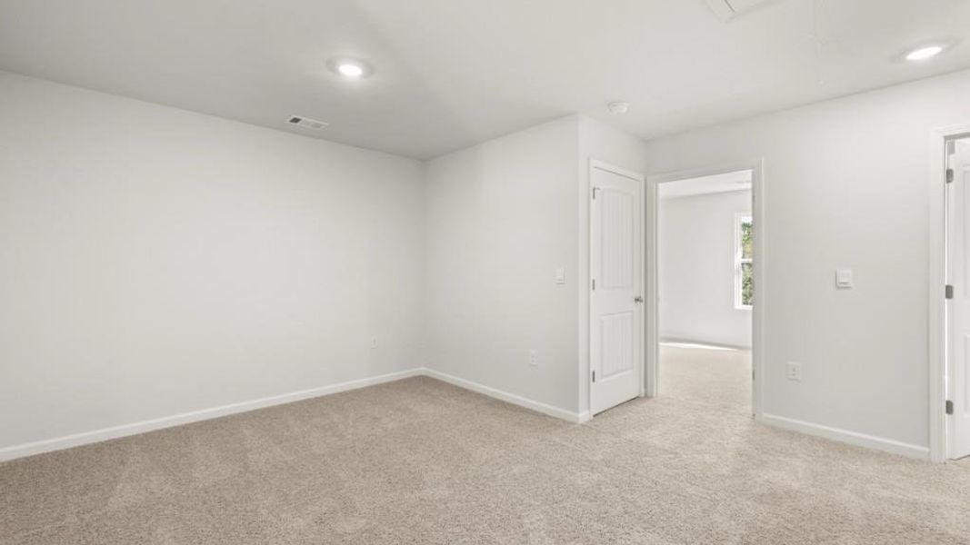 Spacious, unfurnished interior of a new home in Falcon Landing, Gainesville (Image 15).