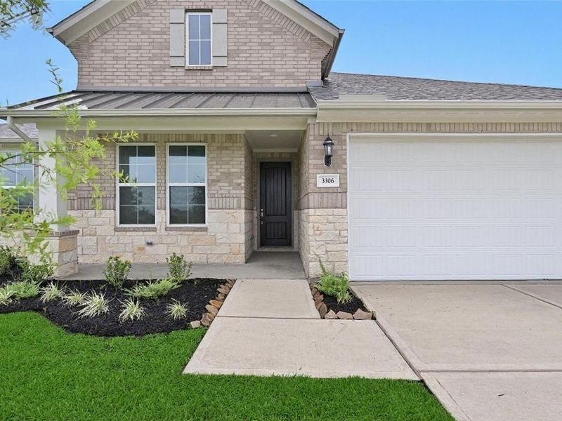 Exterior details and patio area of a home in Lago Mar, Santa Fe (Image 2).