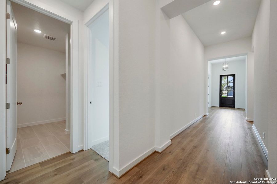 Spacious, unfurnished interior of a new home in The Crossvine, Schertz (Image 16).