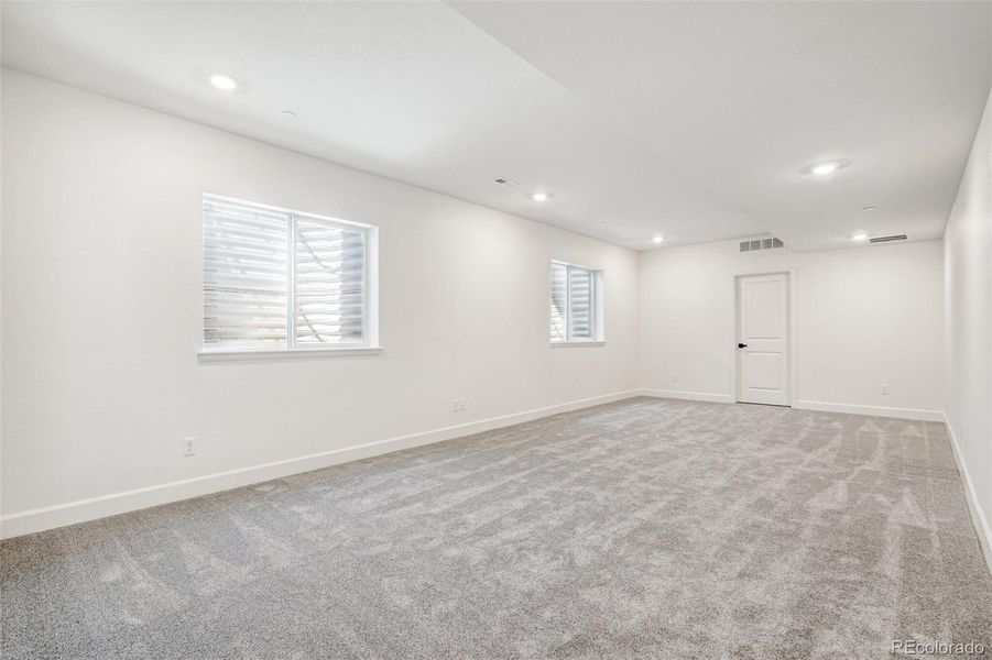 Spacious, unfurnished interior of a new home in Legato, Commerce City (Image 33).