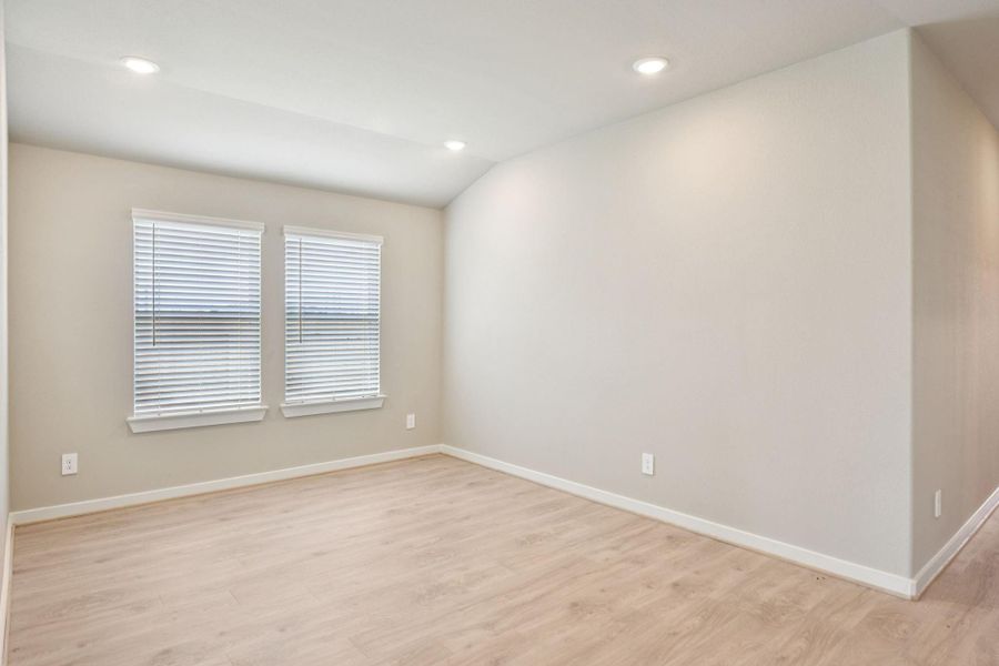 Spacious, unfurnished interior of a new home in Stewart's Ranch, Conroe (Image 20).