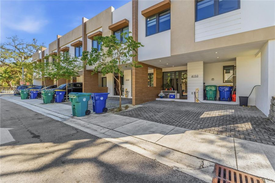 Exterior details and patio area of a home in , Dania Beach (Image 23).
