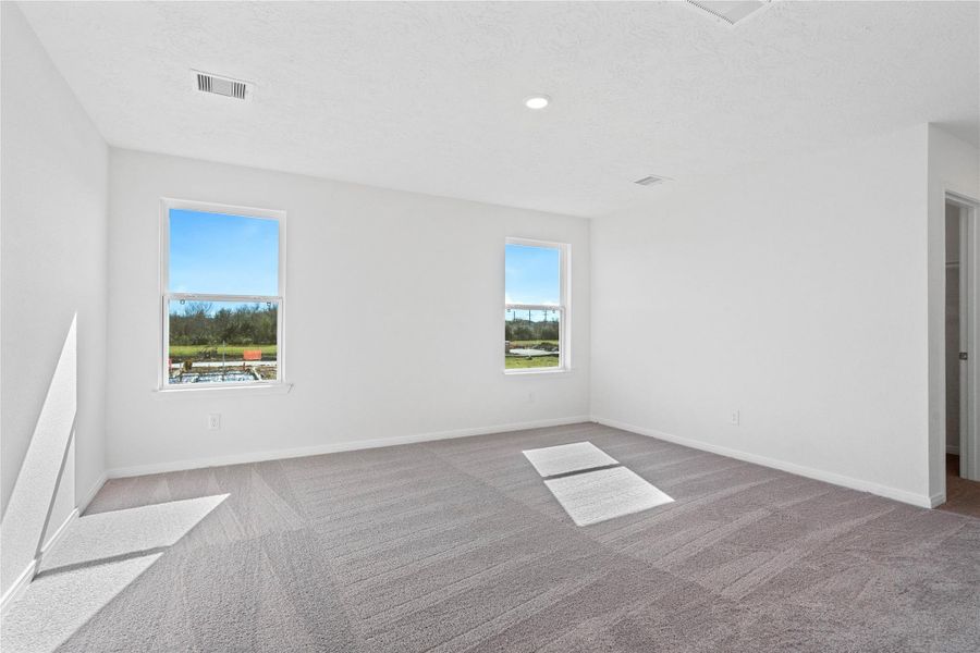 Spacious, unfurnished interior of a new home in Vida Costera, Texas City (Image 18).