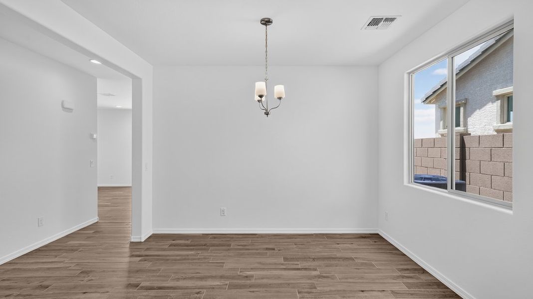 Spacious, unfurnished interior of a new home in Allen Ranches, Litchfield Park (Image 18).