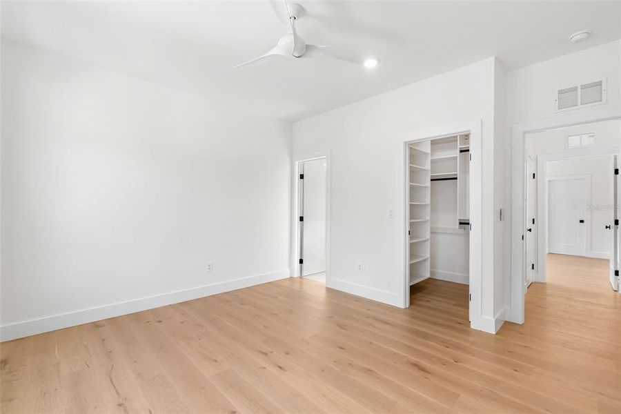 Spacious, unfurnished interior of a new home in , Sarasota (Image 19).