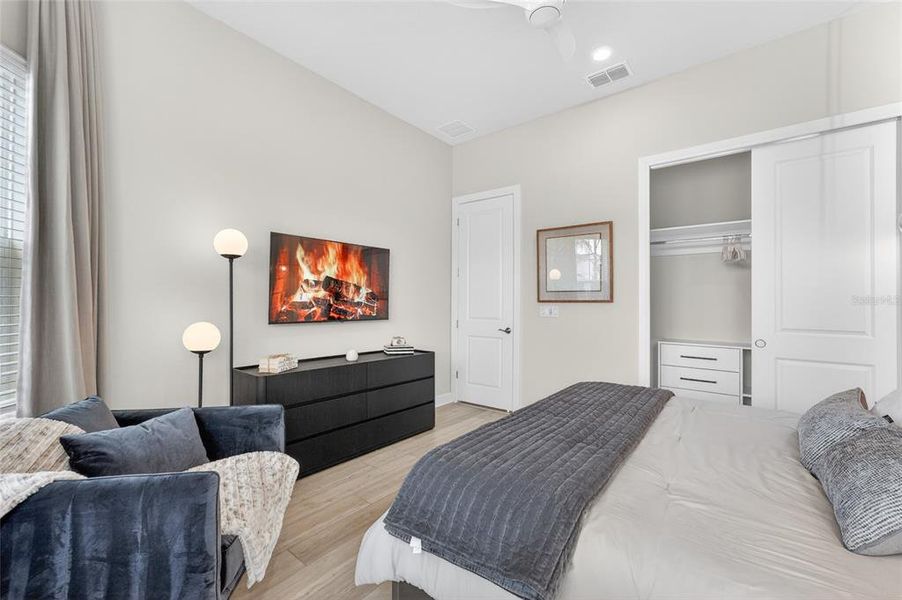 Furnished interior view inside a new home in , Orlando (Image 46).