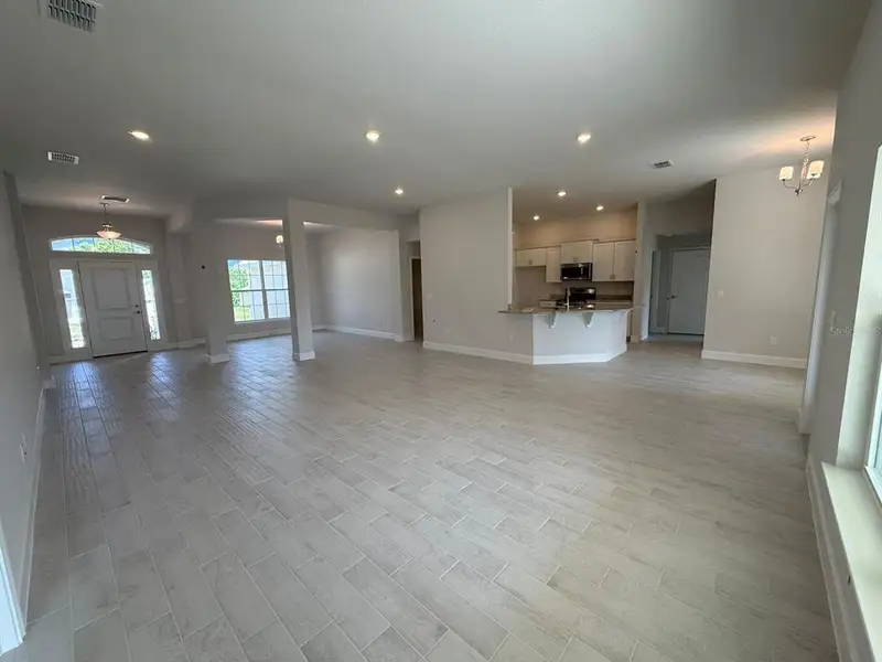 Spacious, unfurnished interior of a new home in St. James Park, Ocala (Image 8).